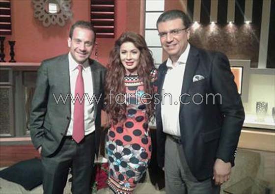 مفاجأة كبيرة للفنانة نجلاء بدر: خطيبها  يقدم لها الشبكة على الهواء صورة رقم 10
