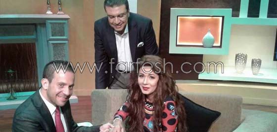 مفاجأة كبيرة للفنانة نجلاء بدر: خطيبها  يقدم لها الشبكة على الهواء صورة رقم 9