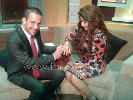 مفاجأة كبيرة للفنانة نجلاء بدر: خطيبها  يقدم لها الشبكة على الهواء صورة رقم 3