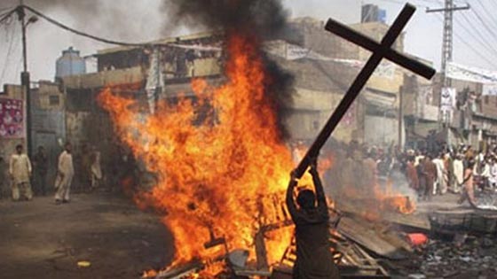 قبل حرقهم لها.. فتاة مسيحية تطلب المغفرة لارهابيي الدواعش!! صورة رقم 2