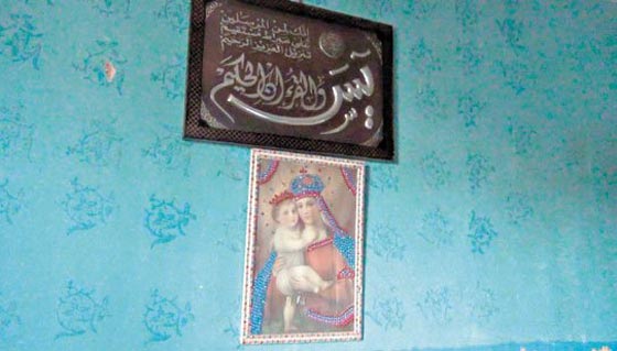 لقاء الصليب بالهلال.. بيت واحد يجمع عائلة نصفها مسلم والاخر مسيحي صورة رقم 2