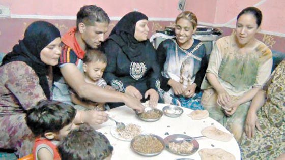 لقاء الصليب بالهلال.. بيت واحد يجمع عائلة نصفها مسلم والاخر مسيحي صورة رقم 1