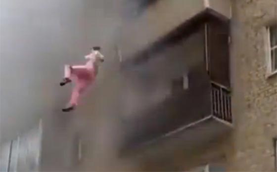 قفزة من السماء تنقذ عائلة من حريق قاتل صورة رقم 2