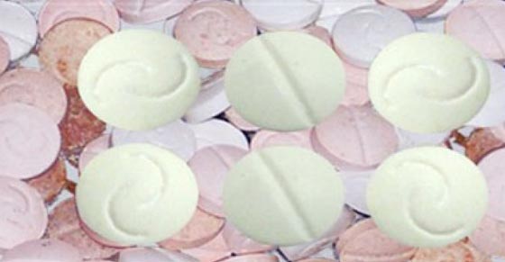 تايلندي يقلع مع اصدقائه في بحر من المخدرات!! صورة رقم 2