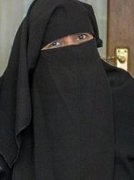 بريطانية تصطحب ابنتيها لاداء العمرة رغم انف القضاء!! صورة رقم 1