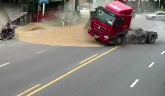 لقطات مذهلة لنجاة سائق دراجة بخارية من حادث رهيب صورة رقم 1