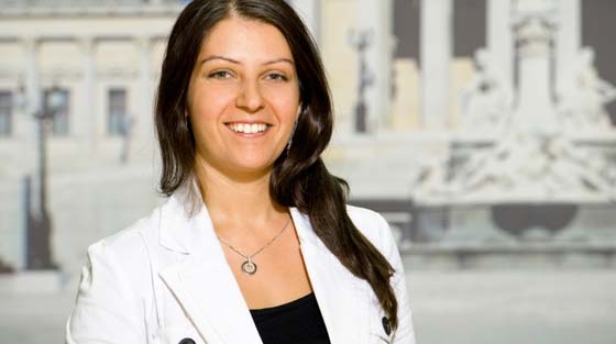 اسم في الاخبار.. الفلسطينية منى الدزدار تتولى منصب وزيرة في النمسا صورة رقم 3