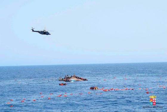 لقطات مرعبة.. شاهد كيف انقلب زورق المهاجرين في عرض المتوسط صورة رقم 4