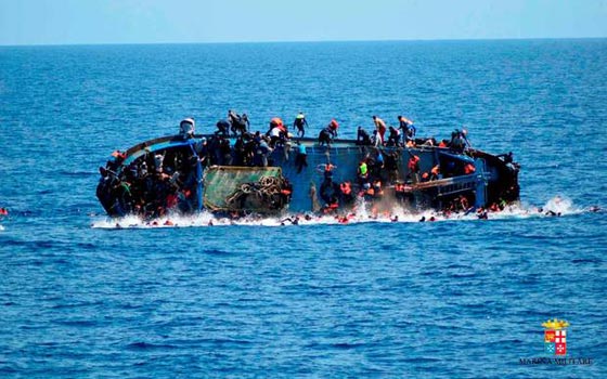 لقطات مرعبة.. شاهد كيف انقلب زورق المهاجرين في عرض المتوسط صورة رقم 2