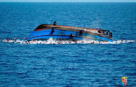 لقطات مرعبة.. شاهد كيف انقلب زورق المهاجرين في عرض المتوسط صورة رقم 3