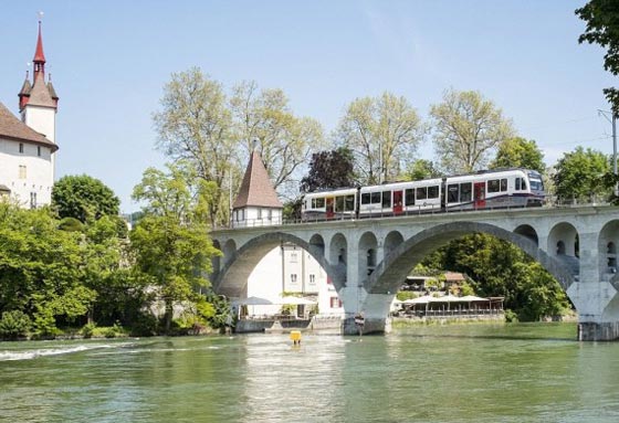 اغنى قرية في اوروبا ترفض توطين 10 لاجئين وتغرم بـ300 الف دولار صورة رقم 3