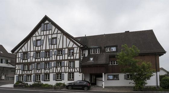 اغنى قرية في اوروبا ترفض توطين 10 لاجئين وتغرم بـ300 الف دولار صورة رقم 6