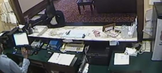 فيديو مثير.. لص خطير يهاجم حارس فندق بالسلاح ويسرق بهدوء صورة رقم 1