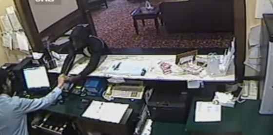 فيديو مثير.. لص خطير يهاجم حارس فندق بالسلاح ويسرق بهدوء صورة رقم 2