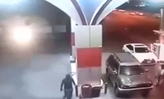  فيديو مثير.. عامل في محطة وقود ينجو باعجوبة من الموت صورة رقم 1