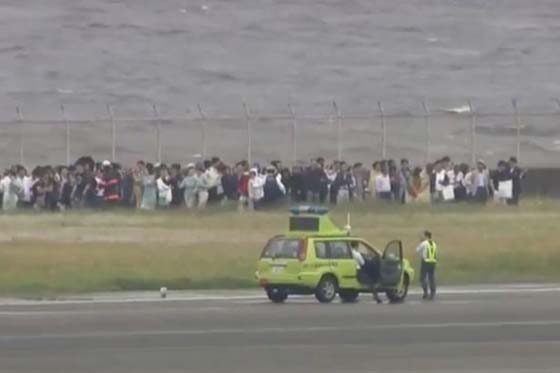 اخلاء طائرة كورية بعد تصاعد دخان كثيف من احد محركاتها صورة رقم 3