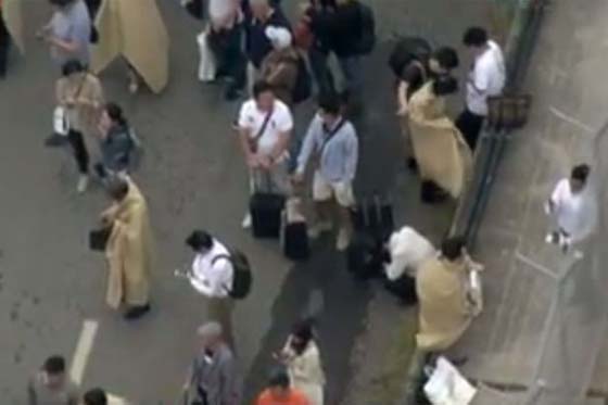 اخلاء طائرة كورية بعد تصاعد دخان كثيف من احد محركاتها صورة رقم 4