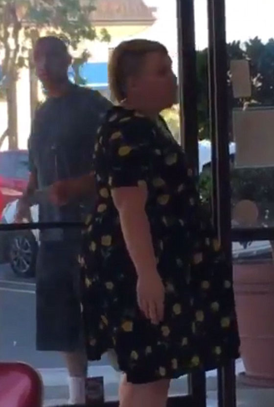 مؤيد ترامب يتهجم على فتاتين مسلمتين وحملة تعاطف معهما.. فيديو صورة رقم 2