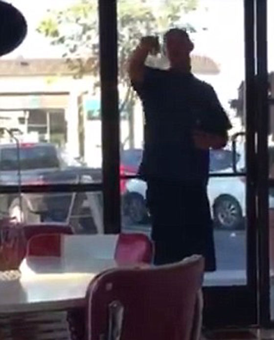 مؤيد ترامب يتهجم على فتاتين مسلمتين وحملة تعاطف معهما.. فيديو صورة رقم 12