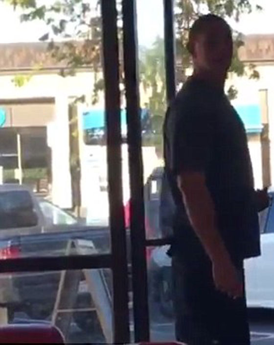 مؤيد ترامب يتهجم على فتاتين مسلمتين وحملة تعاطف معهما.. فيديو صورة رقم 13