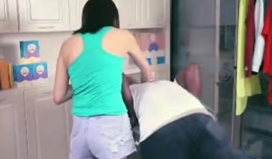 تحويل رجل من اسود الى ابيض يحرج شركة ويدفعها للاعتذار صورة رقم 1