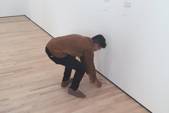 ضحك ولعب وجد وحداثة.. مزحة تحول نظارة الى تحفة فنية!! صورة رقم 1