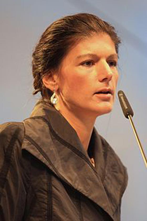 معاقبة عدوة اللاجئين الالمانية بفطيرة من الشوكولاته في وجهها!! صورة رقم 9