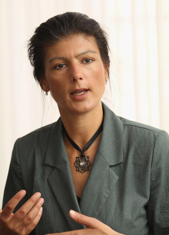 معاقبة عدوة اللاجئين الالمانية بفطيرة من الشوكولاته في وجهها!! صورة رقم 6