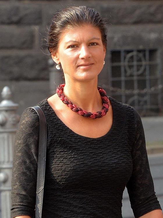 معاقبة عدوة اللاجئين الالمانية بفطيرة من الشوكولاته في وجهها!! صورة رقم 8