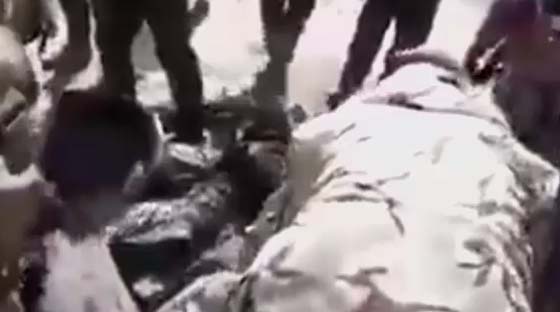 عمليات ذبح وتقطيع رؤوس ينفذها عناصر الحشد الشعبي بالسنّة في الفالوجة صورة رقم 1