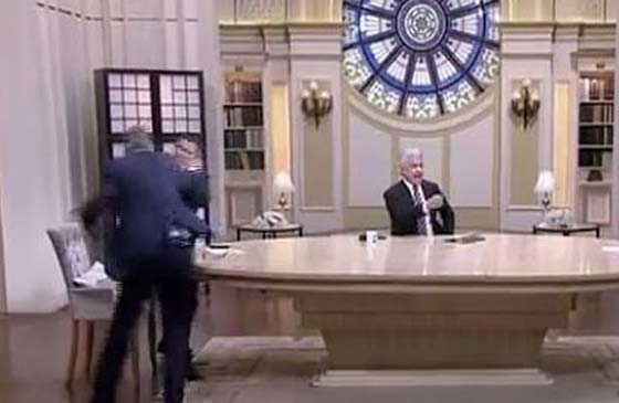 شجار وعراك بالايدي بين الاعلامي احمد شوبير ومعلق رياضي.. فيديو صورة رقم 1 شجار وعراك بالايدي بين الاعلامي احمد شوبير ومعلق رياضي.. فيديو صورة رقم 1