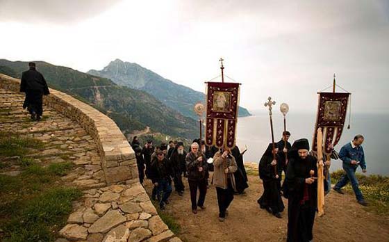 بوتين في جبل آثوس المقدس المحرّم على الاناث والحيوانات زيارته صورة رقم 2