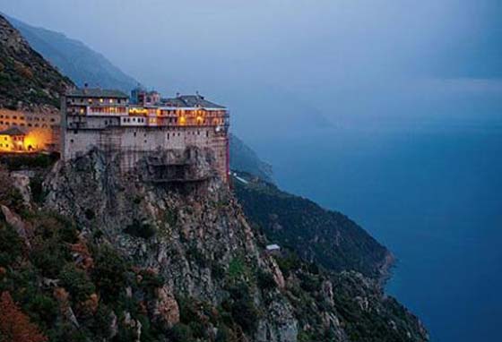 بوتين في جبل آثوس المقدس المحرّم على الاناث والحيوانات زيارته صورة رقم 5