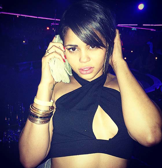 المجرمة الجذابة.. اتهمت بالسطو والخطف لكنها سرقت قلوب الملايين صورة رقم 1