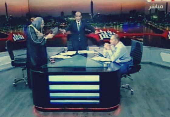 تراشق بالماء وضرب بالحذاء وتشابك بالايدي وعراك على الهواء صورة رقم 2