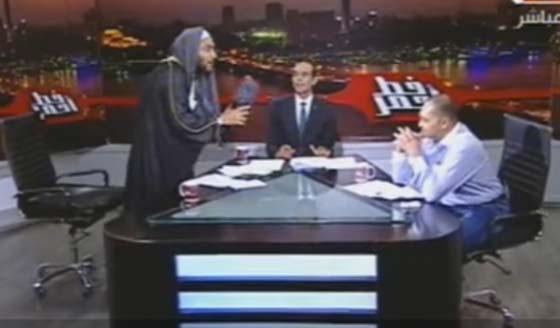 تراشق بالماء وضرب بالحذاء وتشابك بالايدي وعراك على الهواء صورة رقم 3