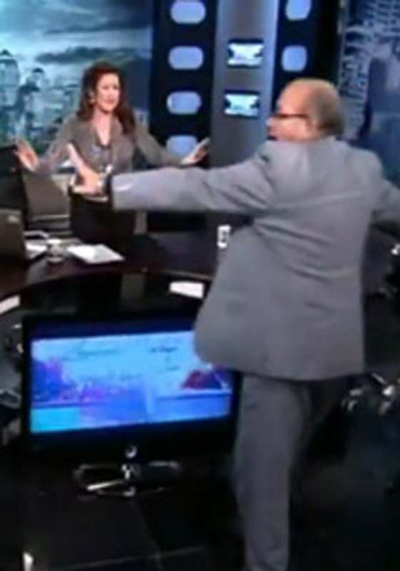 تراشق بالماء وضرب بالحذاء وتشابك بالايدي وعراك على الهواء صورة رقم 4