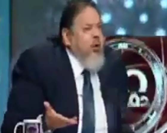 تراشق بالماء وضرب بالحذاء وتشابك بالايدي وعراك على الهواء صورة رقم 5