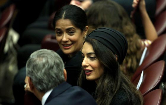 صور: بابا الفاتيكان يكرم جورج كلوني، سلمى حايك وريتشارد غير  صورة رقم 1