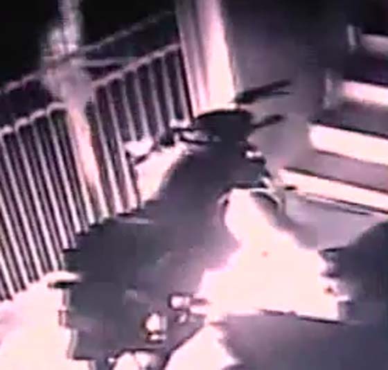 اعتقال عدو الدراجات النارية بعد ان اشعل النار في 28 منها.. فيديو صورة رقم 1 اعتقال عدو الدراجات النارية بعد ان اشعل النار في 28 منها.. فيديو صورة رقم 1