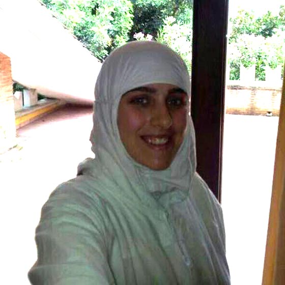 الاسلام يبهر ابنة سياسي ايطالي شهير.. يدفعها لاعتناقه وتغيير اسمها صورة رقم 6