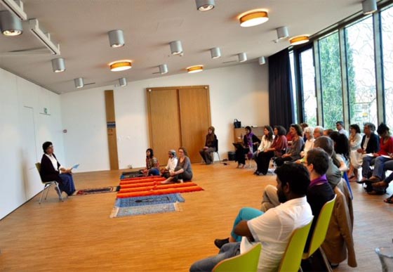 الفيس بوك يشتعل.. والسبب هذه المرة امرأة تؤم في مصلين ومصليات صورة رقم 1