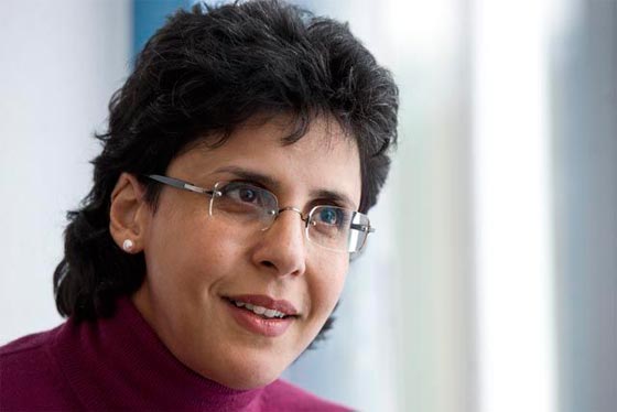 الفيس بوك يشتعل.. والسبب هذه المرة امرأة تؤم في مصلين ومصليات صورة رقم 7