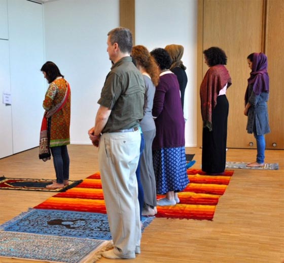 الفيس بوك يشتعل.. والسبب هذه المرة امرأة تؤم في مصلين ومصليات صورة رقم 3