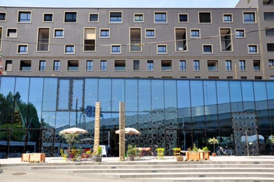 الفيس بوك يشتعل.. والسبب هذه المرة امرأة تؤم في مصلين ومصليات صورة رقم 6