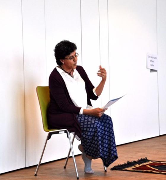 الفيس بوك يشتعل.. والسبب هذه المرة امرأة تؤم في مصلين ومصليات صورة رقم 2