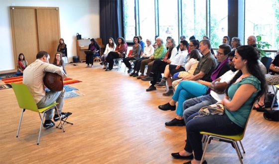 الفيس بوك يشتعل.. والسبب هذه المرة امرأة تؤم في مصلين ومصليات صورة رقم 4