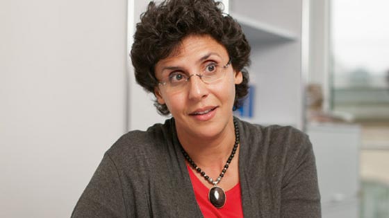 الفيس بوك يشتعل.. والسبب هذه المرة امرأة تؤم في مصلين ومصليات صورة رقم 9