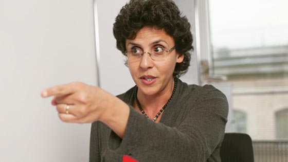 الفيس بوك يشتعل.. والسبب هذه المرة امرأة تؤم في مصلين ومصليات صورة رقم 11