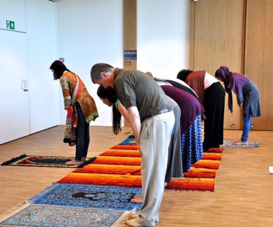 الفيس بوك يشتعل.. والسبب هذه المرة امرأة تؤم في مصلين ومصليات صورة رقم 5